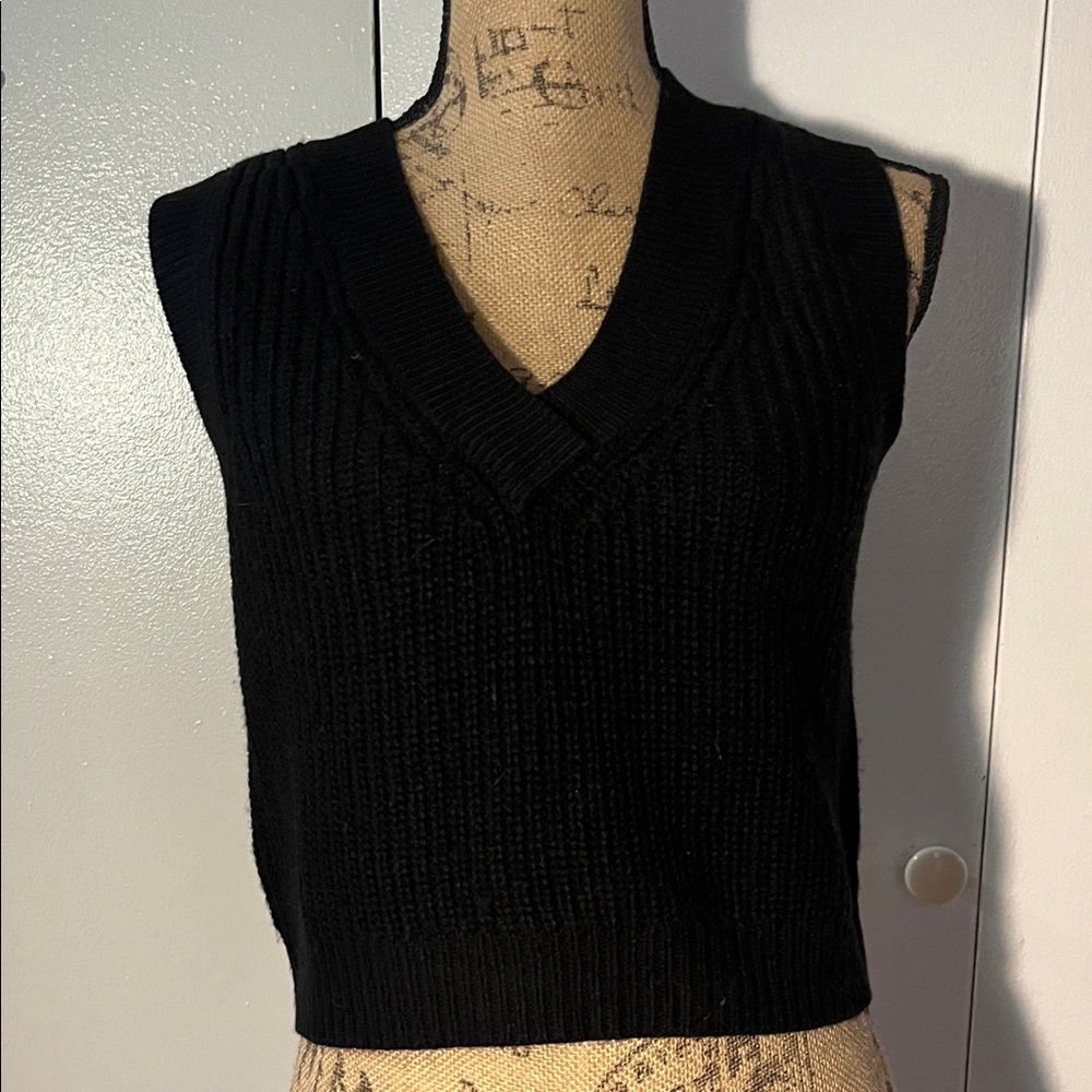 H&M Black V-Neck Sleeveless Sweater